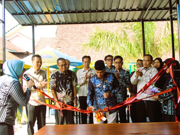 Wujudkan Fasilitas Sehat dan Terintegrasi, SMKN 2 Jiwan Resmikan Kantin "One Roof"
